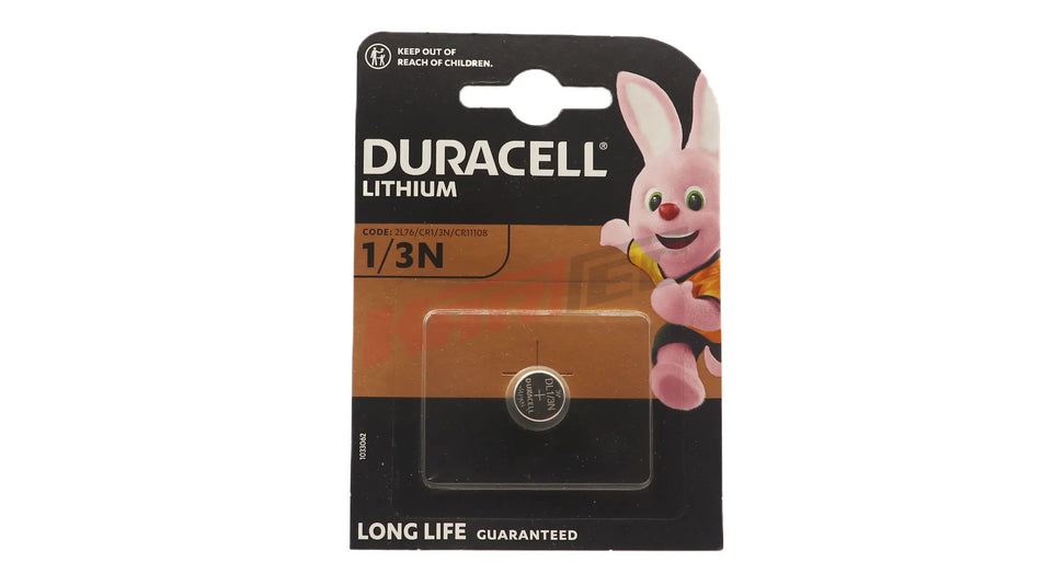 Batterie 1 x 1/3n duracell lithium knopfzelle in originalverpackung mit schwarzem und orangefarbenem design und rosa häschen-logo