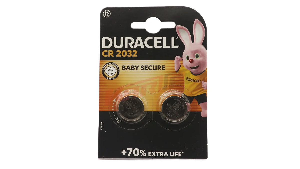 Batterien 2 x cr 2032 duracell pack mit zwei silbernen knopfzellen in schwarzer und oranger verpackung mit rosa hase