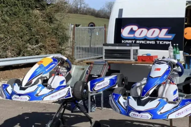 Blaue und weiße Go-Kart-Rennwagen mit schwarzen Akzenten.