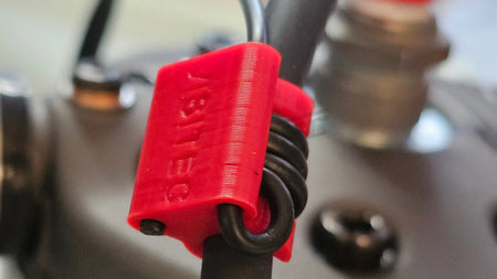 Roter kunststoff kabelbinder sense geprägt zur sicheren befestigung von schwarzen zündkabeln