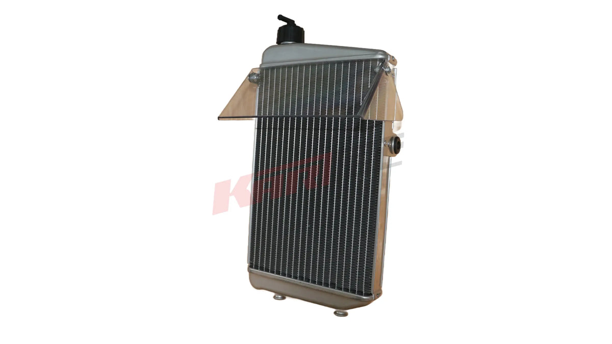 Silberner aluminium kühler mit geripptem kern und halterungen für rotax dd2 motorradmotor