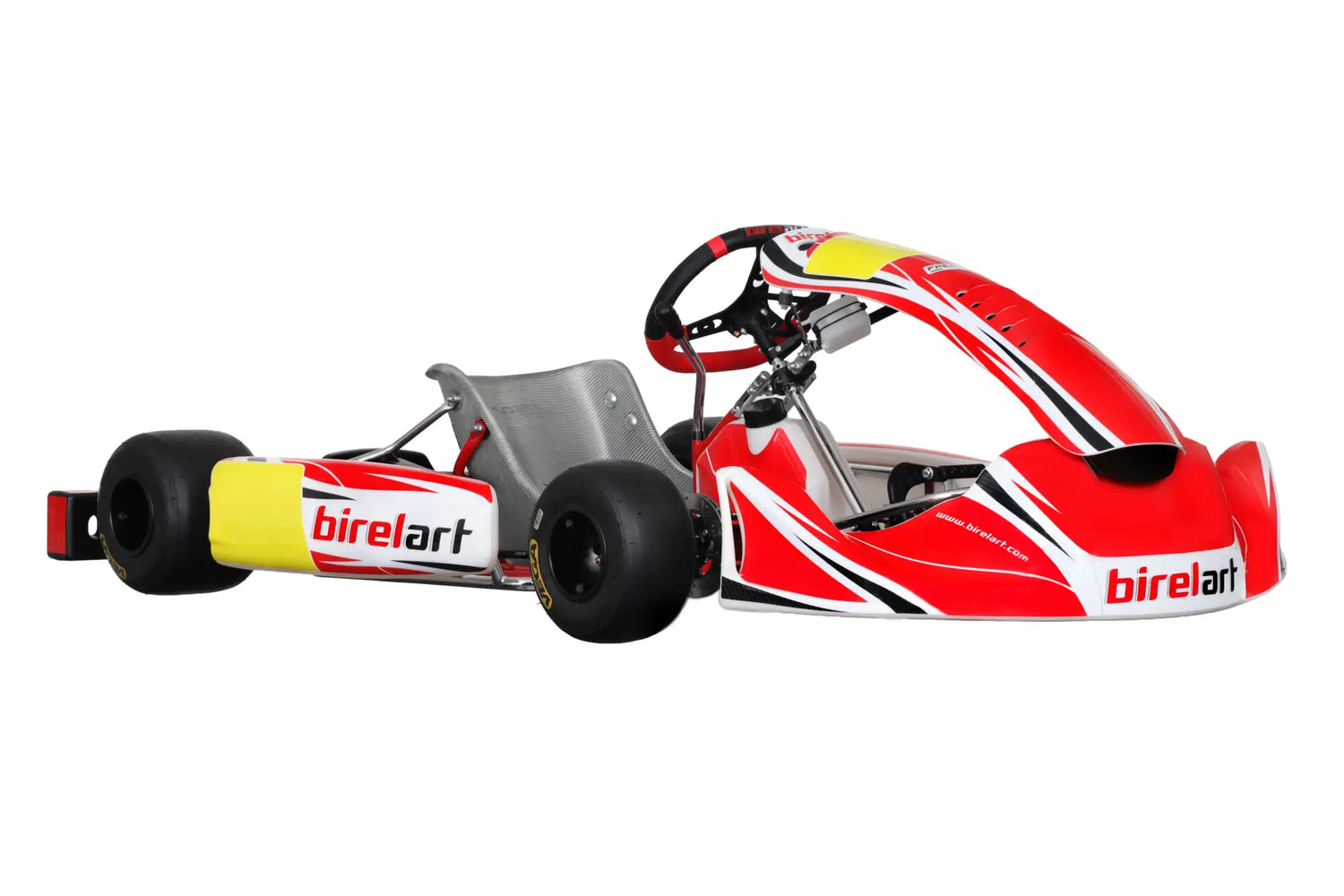 Roter und weißer Birelart-Gokart mit schwarzen Reifen und einem grauen Sitz.
