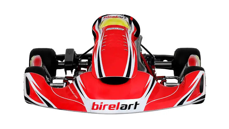 Roter und weißer Birelart-Gokart mit schwarzen Rennstreifen.