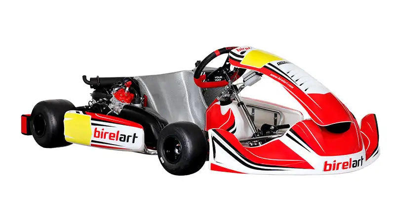 Roter, weißer und gelber BirelArt-Gokart mit schlankem aerodynamischem Design.