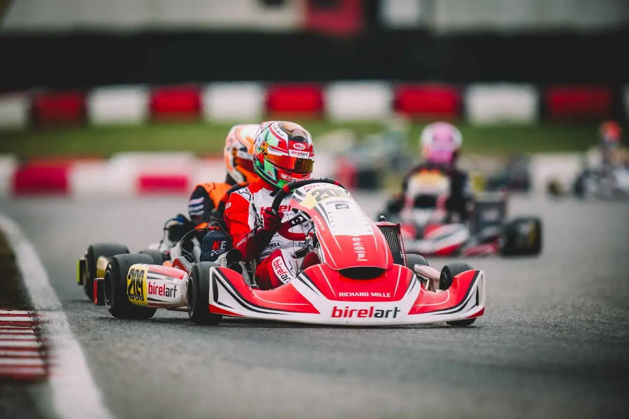 Roter und weißer Go-Kart mit schwarzen Akzenten und „birelart“-Branding auf der Seite.