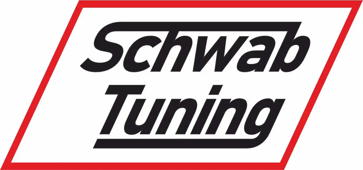 Schwab-Tuning-Logo mit fetter schwarzer Beschriftung in einem weißes Parallelogramm mit roter Umrandung.