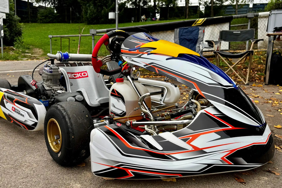 Weiße, schwarze und gelbe Go-Kart mit roten Akzenten und einem sichtbaren „eoko“-Logo auf der Motorabdeckung.